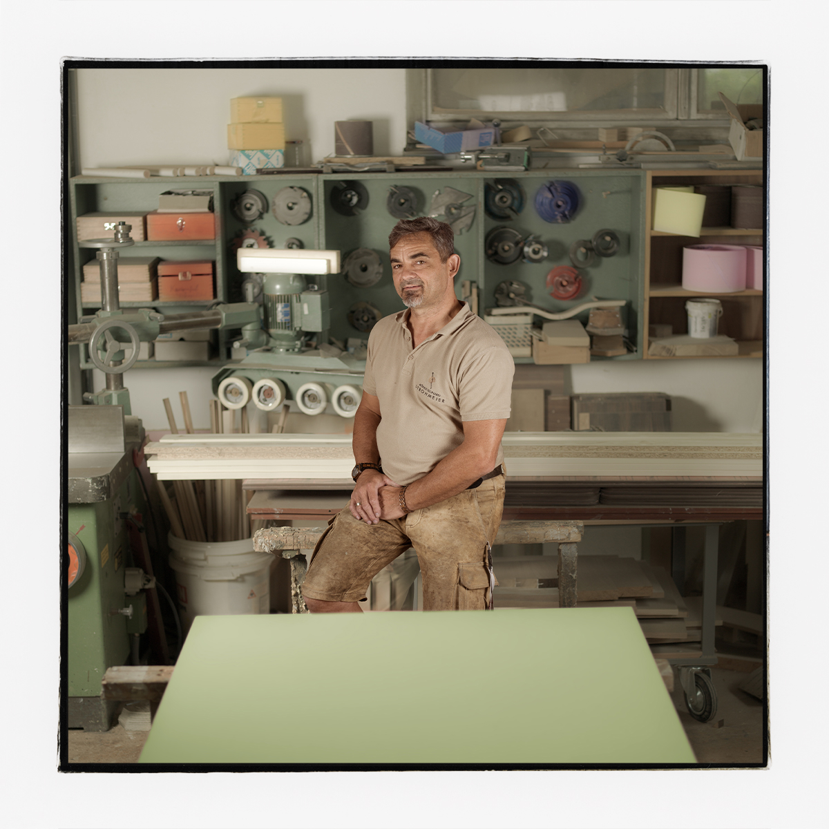Portrait des Facharbeiter Peter Prosek in der Tischlerwerkstatt Strohmeier